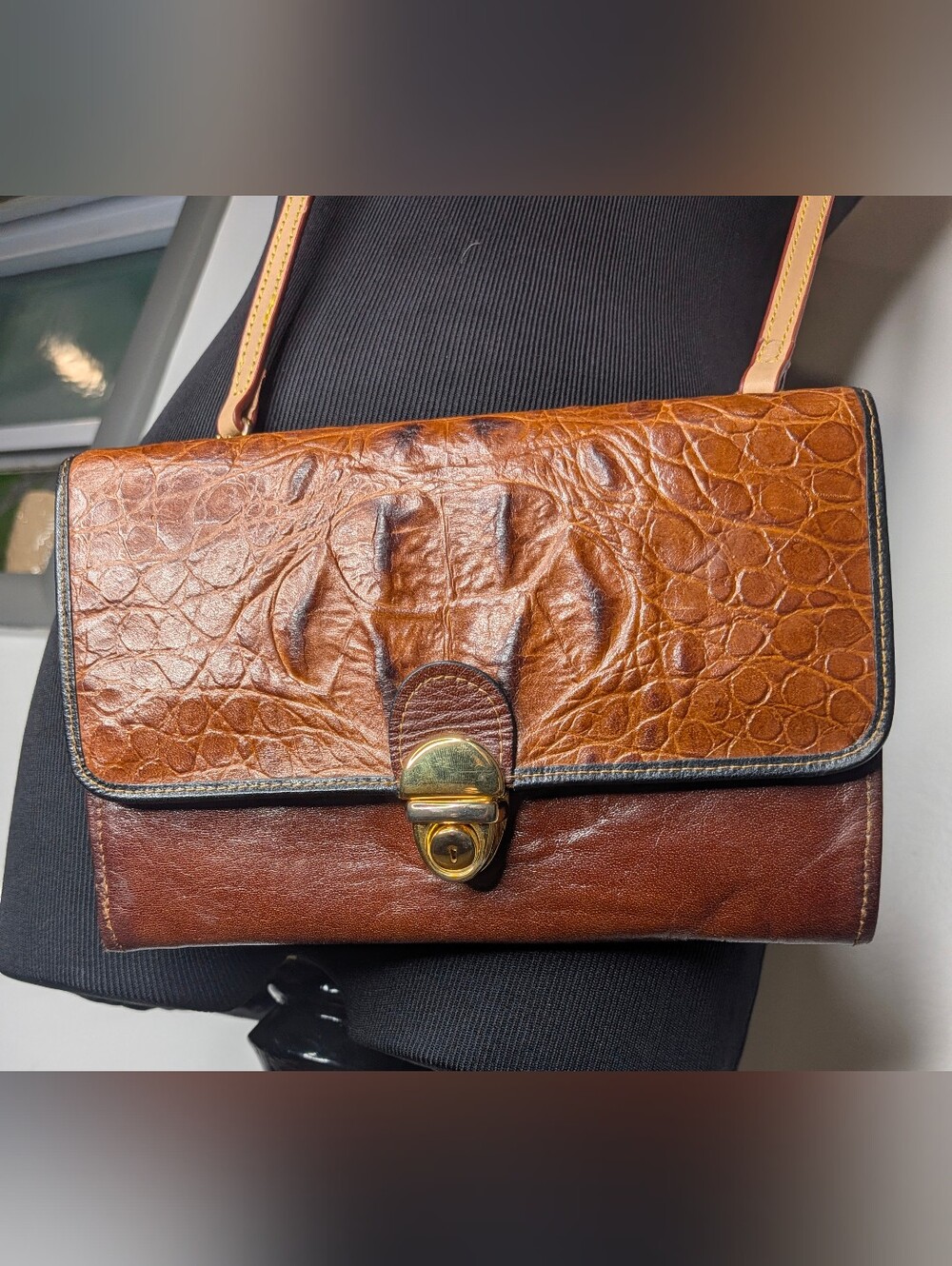 Vintage Cognac Brown Genuine Alligator Skin Crossbody Handbag Gold Clasp